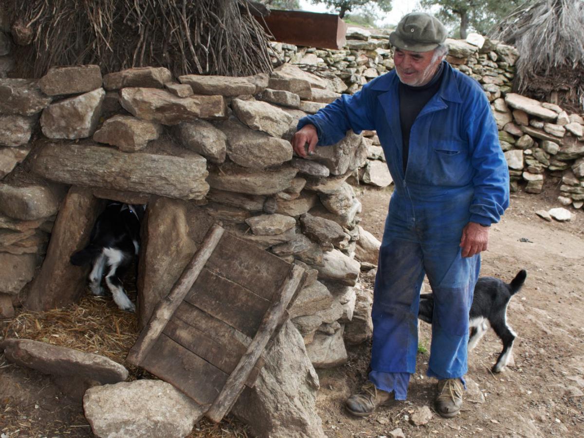 El pastor Ángel Carrascal ha pasado su vida en una de las mesetas más amenazadas de Europa.